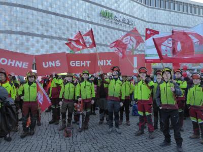 Knapp 100 der eintausend Streikenden waren Forstbeschäftigte Knapp 100 der eintausend Streikenden waren Forstbeschäftigte